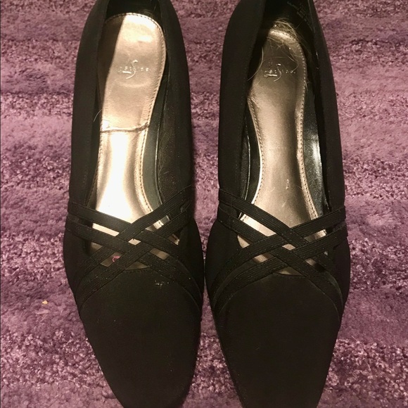 Black Slip On Dress Pumps Size 11M. - Picture 2 of 3